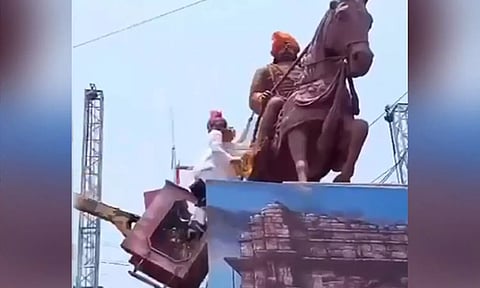 20 அடி உயரத்தில் இருந்து கிரேனுடன் சரிந்து விழுந்த போபால் கவுன்சிலர்- வைரல் வீடியோ