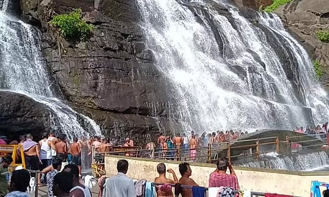 குற்றாலம் மெயின் அருவியில் குளிக்க சுற்றுலா பயணிகளுக்கு அனுமதி