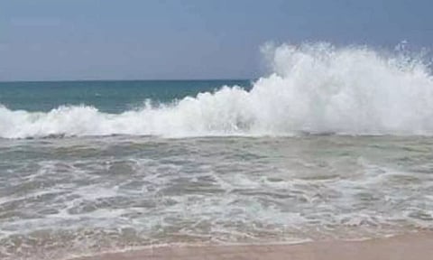 சுற்றுலா பயணிகள் கடற்கரைக்கு செல்ல தடை- தூத்துக்குடி கலெக்டர் உத்தரவு