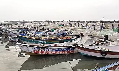 கடல் சீற்றம் : தூத்துக்குடியில் 3,600 நாட்டுப்படகுகள் கரையில் நிறுத்தப்பட்டன