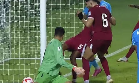 உலகக் கோப்பை கால்பந்து தகுதிச்சுற்று: விதிமீறி ஏமாற்றி வெற்றி பெற்ற கத்தார்? வீடியோ வைரல்