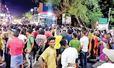 விஷவாயு தாக்கி 3 பெண்கள் பலி: புதுச்சேரியில் பொதுமக்கள் திடீர் மறியல்