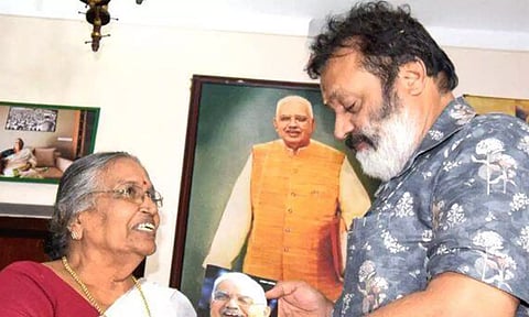 கேரளாவில் முன்னாள் முதல்-மந்திரி ஈ.கே.நாயனார் மனைவியிடம் ஆசி பெற்ற சுரேஷ்கோபி