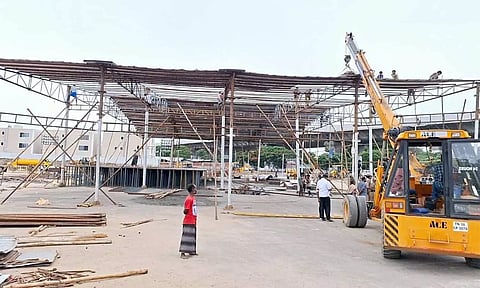 தி.மு.க. முப்பெரும் விழாவுக்கான பிரமாண்ட மேடை அமைக்கும் பணி தீவிரம்