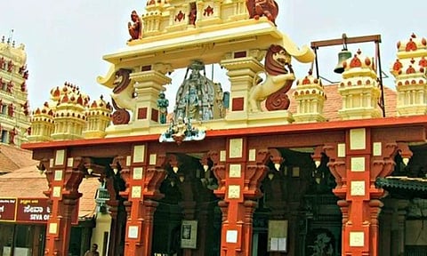 ஜன்னல் வழியாக மட்டுமே கண்ணனை தரிசிக்க முடியும்