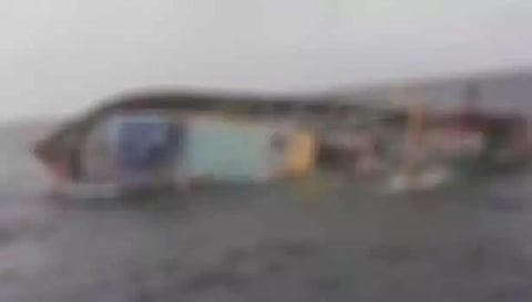 நடுக்கடலில் மூழ்கிய விசைப்படகு- 3 மீனவர்களின் கதி என்ன?