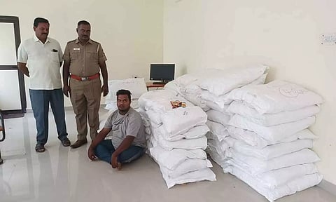 டெம்போவில் கடத்த முயன்ற ரூ.5 லட்சம் மதிப்புள்ள குட்கா பொருட்கள் பறிமுதல்