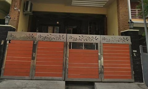 லஞ்ச ஒழிப்பு போலீசார் சோதனை நடத்திய விழுப்புரம் கீழ்செட்டி தெருவில் உள்ள தாசில்தார் சுந்தரராஜன் வீட்டை காணலாம்.