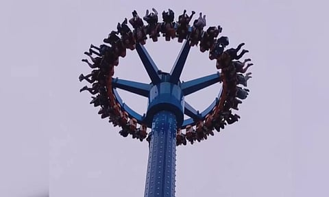 கேளிக்கை பூங்காவில் விபரீதம்- அரை மணி நேரமாக தலைகீழாக தொங்கிய மக்கள்: வைரலாகும் வீடியோ