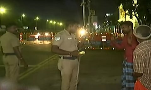 மெரினாவில் தலையில் காயத்துடன் போதையில் போலீசாரிடம் வாலிபர் ரகளை