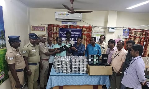 விக்கிரவாண்டி அருகே காரில் கொண்டு வந்த பரிசு பொருட்கள் பறிமுதல்