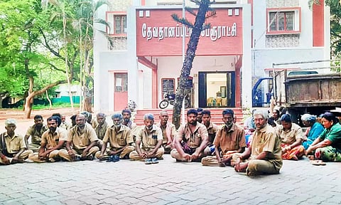 தேவதானப்பட்டி பேரூராட்சி அலுவலகத்தில் துப்புரவு பணியாளர்கள் உள்ளிருப்பு போராட்டம்