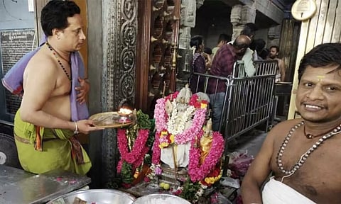 சிறுவாபுரி பாலசுப்பிரமணிய சுவாமி வெள்ளி அங்கி கவச அலங்காரத்தில் பக்தர்களுக்கு அருள்பாலித்தார்