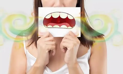 வாய் துர்நாற்றம் ஏன் ஏற்படுகிறது? எப்படி போக்குவது?