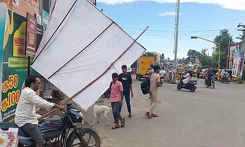 திருவள்ளூரில் விதிமுறை மீறி வைக்கப்படும் பேனர்களால் விபத்து அபாயம்