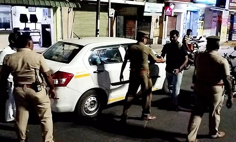 கள்ளச்சாராய உயிரிழப்பு: ஈரோட்டில் போலீசார் விடிய விடிய தீவிர வாகன சோதனை