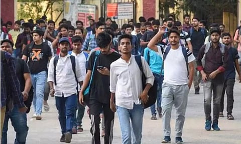 நீட் தேர்வு விவகாரத்தில் அரசு யாரை காப்பாற்ற முயற்சிக்கிறது?: காங்கிரஸ் தாக்கு