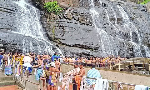 குற்றாலத்தில் குளிர்ந்த காற்று வீசுகிறது: சீசன் தொடங்கியது