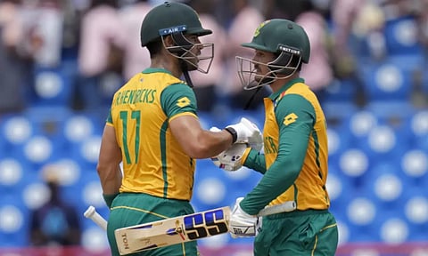டி காக், மில்லர் அதிரடி: இங்கிலாந்து வெற்றிபெற 164 ரன்களை இலக்காக நிர்ணயித்தது தென் ஆப்பிரிக்கா