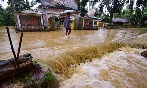 அசாமில் கடும் வெள்ளம்- 4 லட்சம் போ் பாதிப்பு