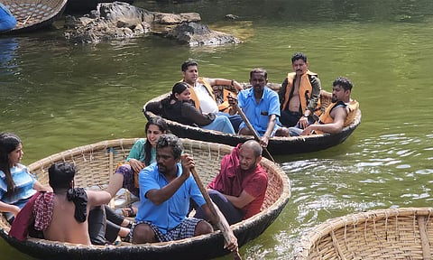 வார விடுமுறை நாளான இன்று ஒகேனக்கல்லுக்கு குவிந்த சுற்றுலாப் பயணிகள்