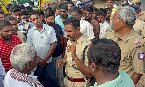 போராட்டத்தில் ஈடுபட்ட பொதுமக்களுடன் போலீசார் பேச்சுவார்த்தை நடத்திய போது எடுத்த படம்.