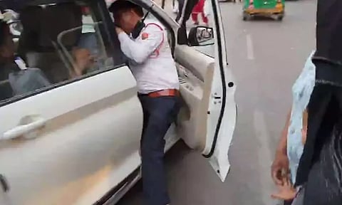 லைசென்ஸ் கேட்ட போலீசை காரோடு இழுத்து சென்ற மதுப்பிரியர் - வைரல் வீடியோ