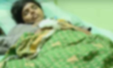 எருமை மாடு முட்டியதில் காயம் அடைந்த பெண்ணின் கால் அழுகியதால் சோகம்