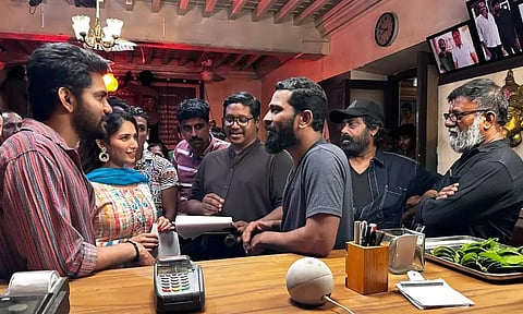 வெற்றிமாறன் தயாரிப்பில் `மாஸ்க்' திரைப்படம் - வைரலாகும் புகைப்படம்