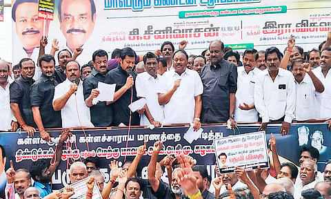 கள்ளச்சாராய விற்பனைக்கு தி.மு.க. உடந்தை-திண்டுக்கல் சீனிவாசன்