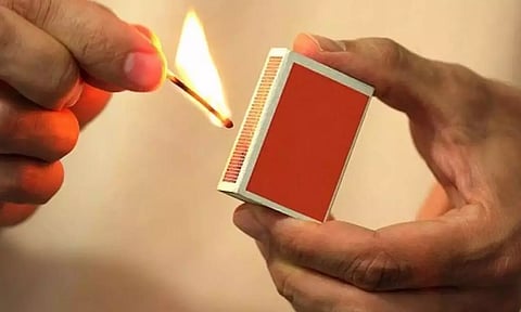 தீப்பெட்டி தராத பெட்டி கடைக்காரர்.. ஆத்திரத்தில் அரிவாள்மனையால் வெட்டிய நபர்