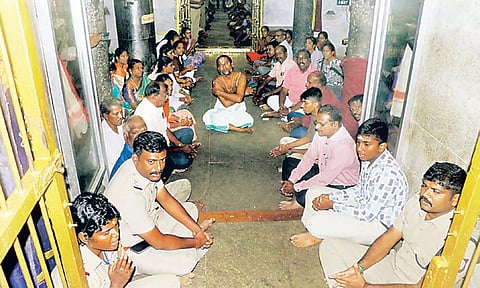 கடலூர் இன்ஸ்பெக்டர் உடல்நலம் பெற வேண்டி போலீசார் கோவிலில் கூட்டு பிரார்த்தனை