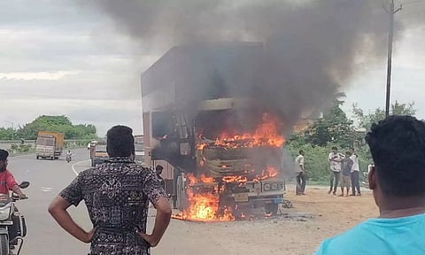 சென்னைக்கு சொகுசு கார்கள் ஏற்றி வந்த லாரியில் திடீர் தீ