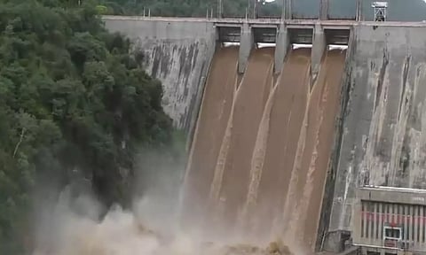 பில்லூர் அணையில் இருந்து வெளியேற்றப்பட்ட காட்சி.