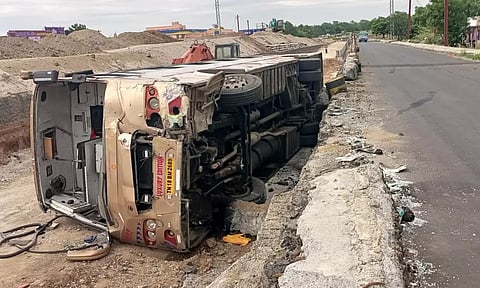 பாடாலூர் அருகே ஆம்னி பஸ் பள்ளத்தில் கவிழ்ந்து விபத்து