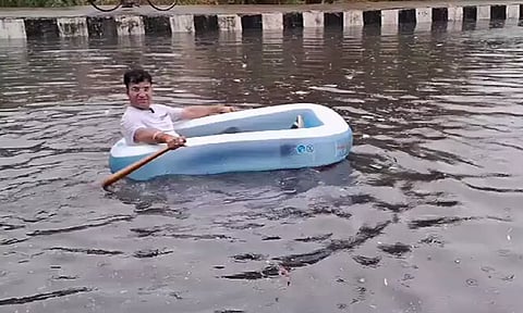 டெல்லி கனமழை.. ஊருக்குள் மழைநீரில் Boating சென்ற பாஜக கவுன்சிலர் - வீடியோ