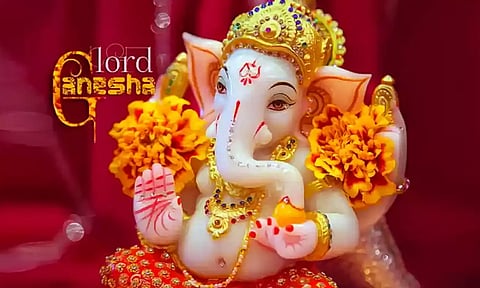 தனக்குள் சகல உயிர்களும் அடக்கம் என்பதை உணர்த்தும் விநாயகரின் மோதகம்