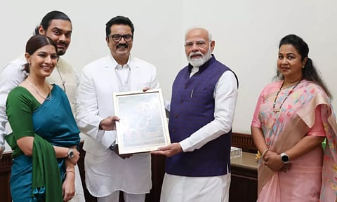 டெல்லிக்கு நேரில் சென்று பிரதமர் மோடிக்கு திருமண அழைப்பிதழ் வழங்கிய ராதிகா சரத்குமார்