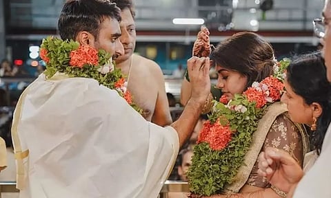 குருவாயூர் கோவிலில் காதலனை கரம்பிடித்தார் மீரா நந்தன்