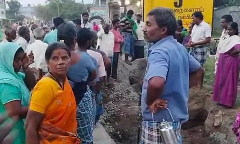 ஒகேனக்கல் கூட்டு குடிநீரை பைப் லைன் அமைத்து வீட்டிற்கு பயன்படுத்திய ஊராட்சி துணை தலைவர்- கிராமமக்கள் முற்றுகை