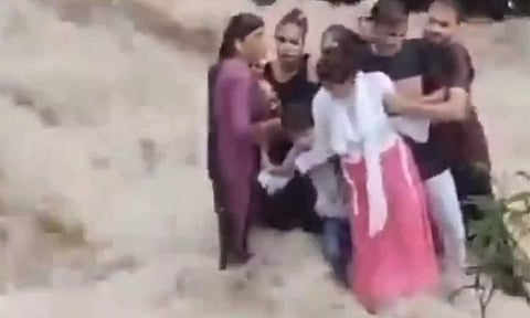 சுற்றுலா தலத்தில் திடீர் வெள்ளப்பெருக்கு - ஒரே குடும்பத்தை சேர்ந்த 3 பேர் உயிரிழப்பு