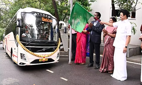 சுற்றுலா பயன்பாட்டுக்கு 5 புதிய நவீன சொகுசு பஸ்: முதல்-அமைச்சர் மு.க.ஸ்டாலின் தொடங்கி வைத்தார்