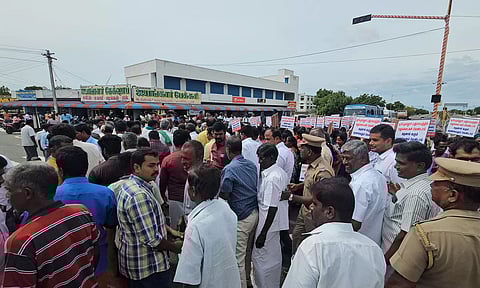 டாஸ்மாக் கடை அமைக்க எதிர்ப்பு தெரிவித்து பொதுமக்கள் சாலை மறியல்