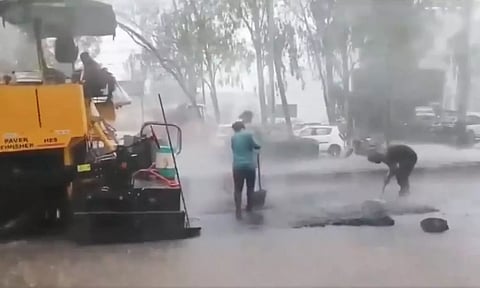 கொட்டும் மழையில் ரோடு போடும் பாஜக அரசு - கேரளா காங்கிரஸ் கிண்டல்
