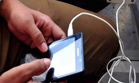 செல்போன்களை சார்ஜ் செய்யும்போது பயன்படுத்தக்கூடாது- மின் ஆய்வுத்துறை அறிவுரை