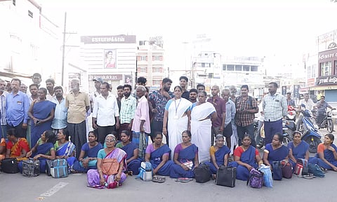 தஞ்சையில் அரசு பஸ்களை மறித்து மருத்துவமனை பெண் பணியாளர்கள் சாலை மறியல்