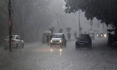 சென்னை மற்றும் புறநகர் பகுதிகளில் பலத்த காற்றுடன் கனமழை