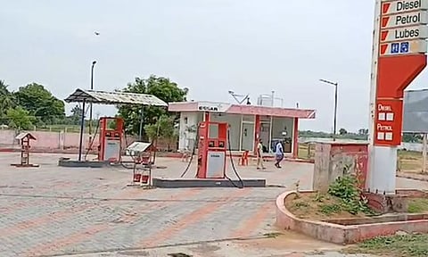 2000 லிட்டர் மெத்தனால் பதுக்கப்பட்ட பெட்ரோல் பங்க்: சீல் வைத்த சிபிசிஐடி போலீஸ்