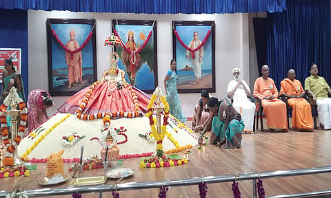 சுவாமி விவேகானந்தர் நினைவு தினம்: அரிசியை மலை போல் குவித்து வைத்து அன்ன பூஜை