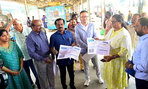 கோவையில் மெட்ரோ ரெயில் திட்டம் தொடர்பாக ஆசிய வங்கி அதிகாரிகள் இன்று ஆய்வு மேற்கொண்டனர். 